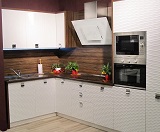 Белая кухня на заказ с ребристыми пленочными фасадами МДФ ПВХ на заказ